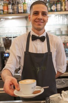 02-11-ulrich-hoelscher-barista cafe paris